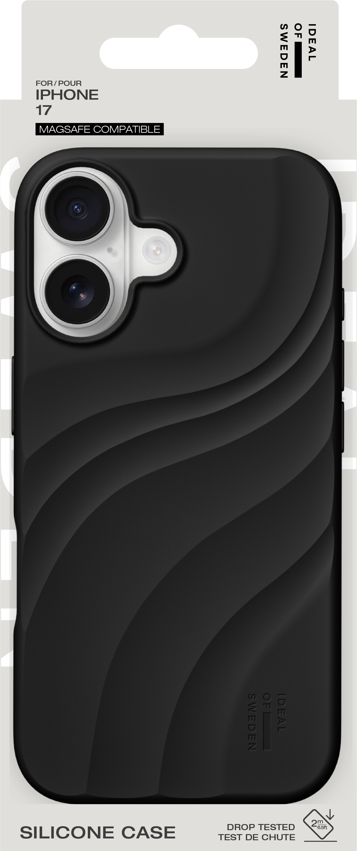 Eine schwarze iPhone 17 Silikonhülle in der Verpackung mit Wellenmuster und Doppelkamera-Aussparung.