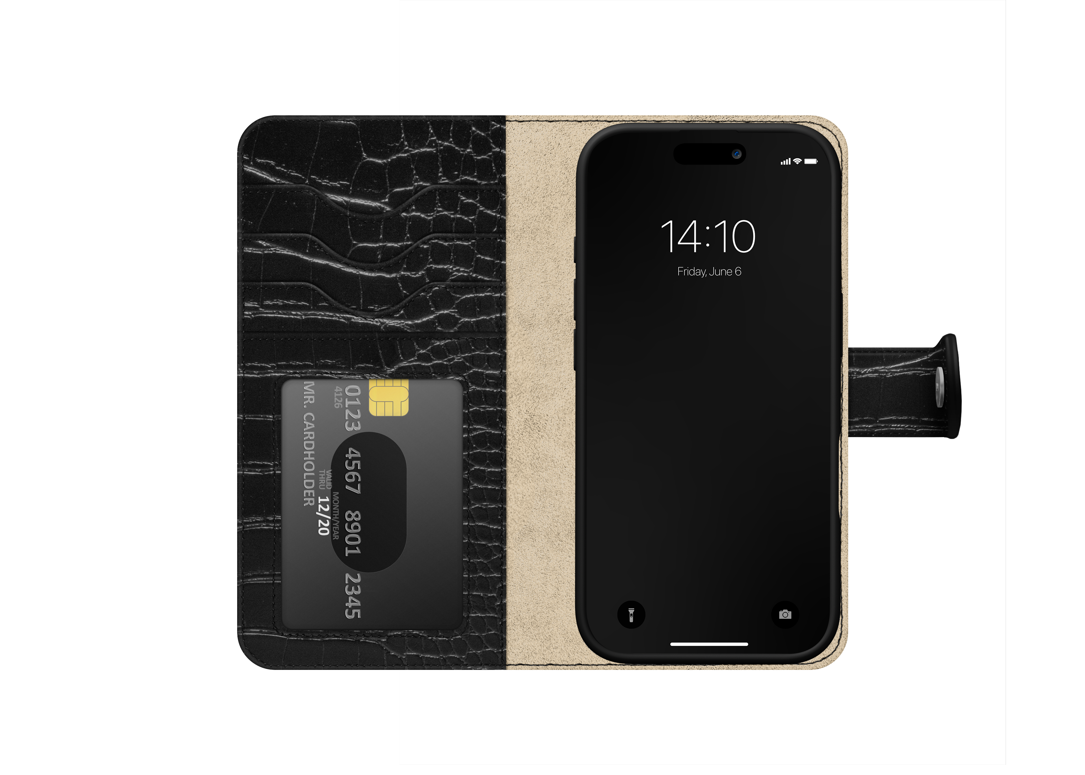 Schwarze Leder-Handy-Brieftasche mit Kartenfächern, Kreditkarte und Smartphone auf schwarzem Hintergrund.