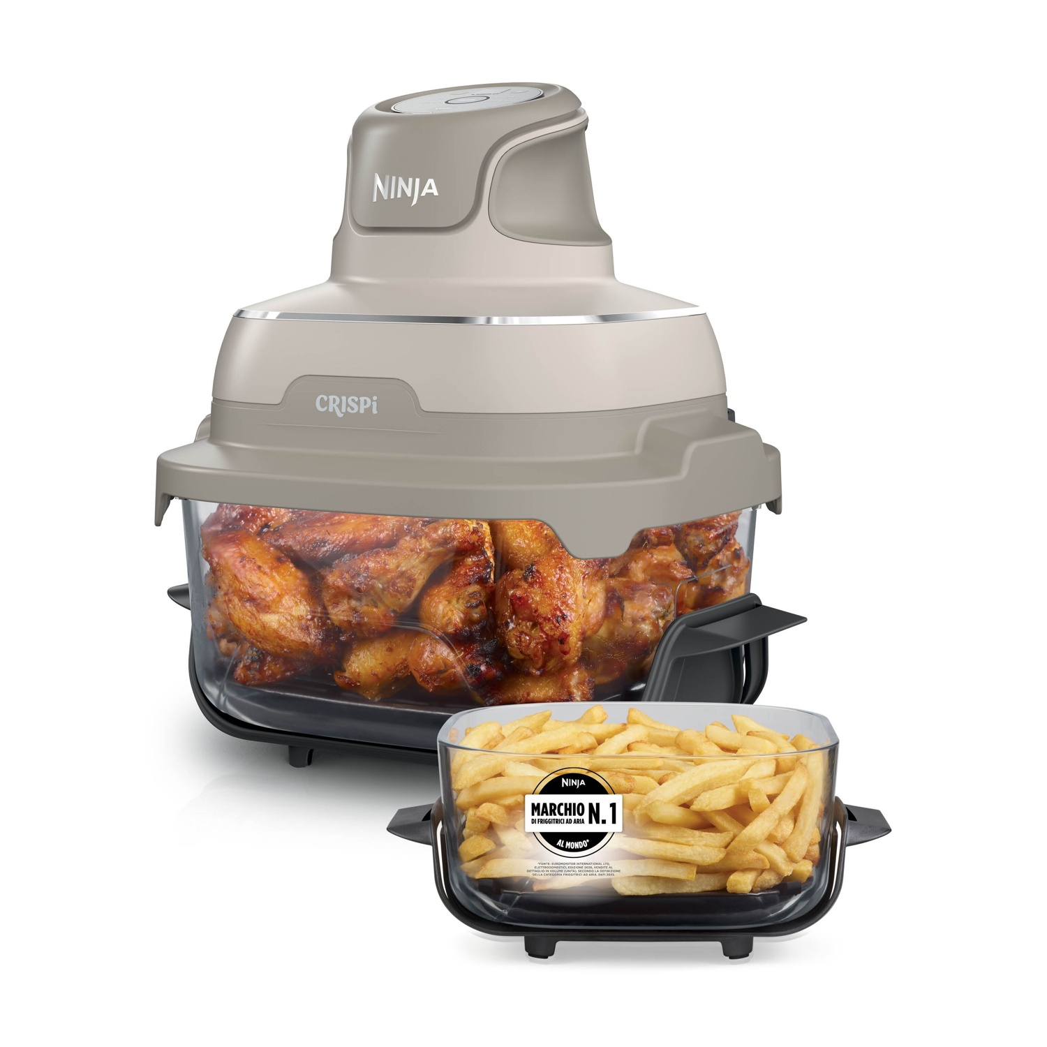 Friggitrice ad aria Ninja Crispi con alette di pollo e contenitore di vetro con patatine fritte.