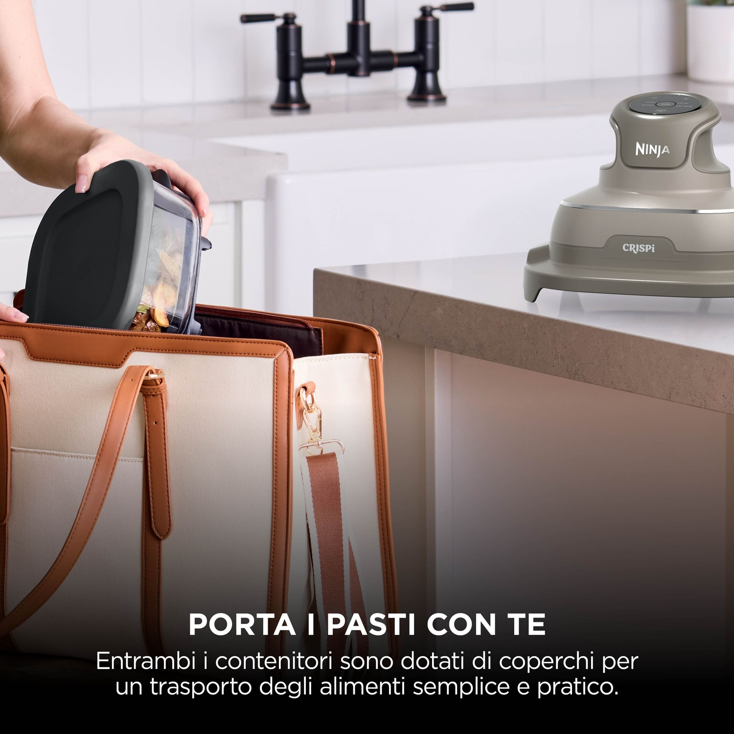 Persona che ripone un contenitore in una borsa su un piano cucina con apparecchio Ninja.