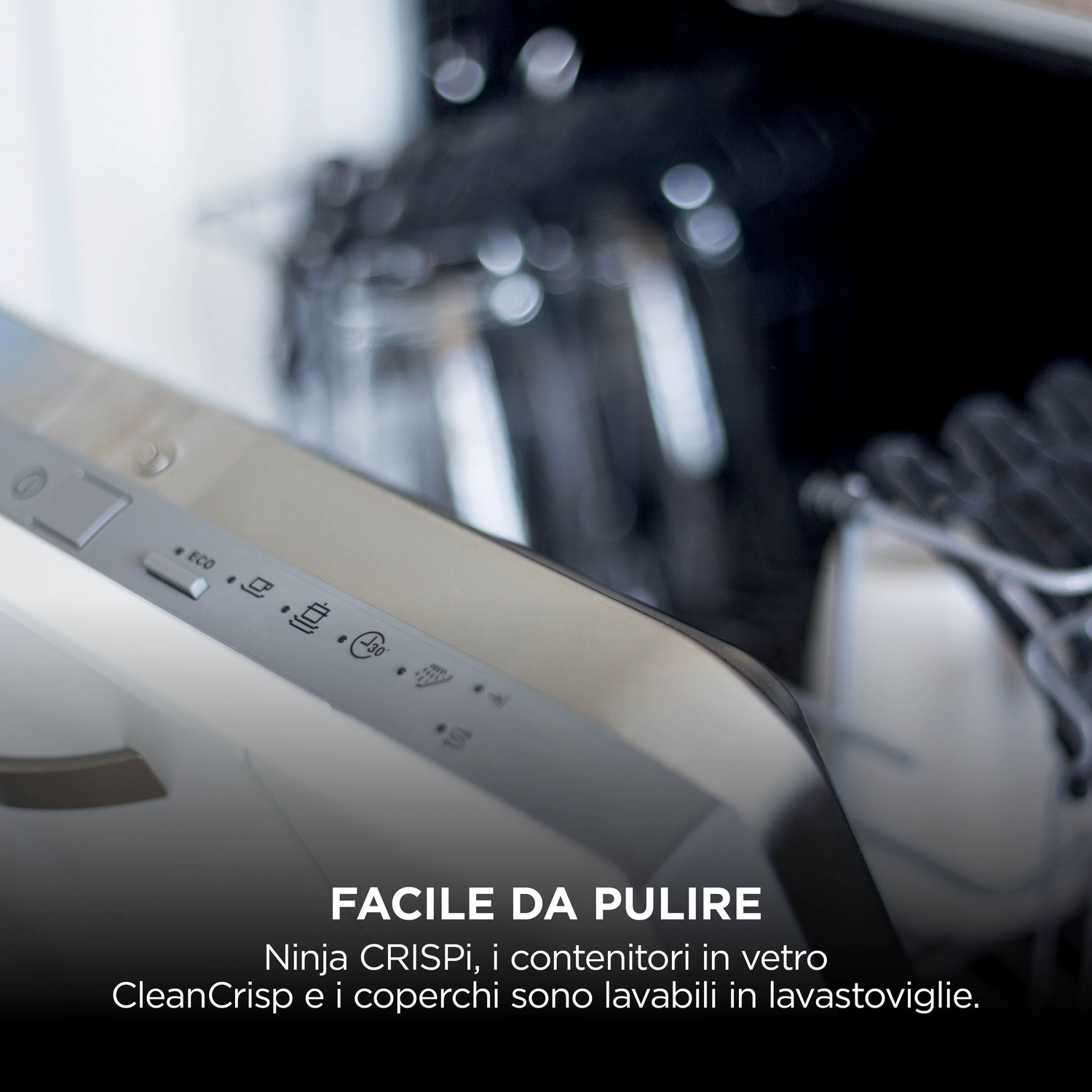 Primo piano del pannello di controllo di una lavastoviglie con pulsanti e testo in italiano in basso.