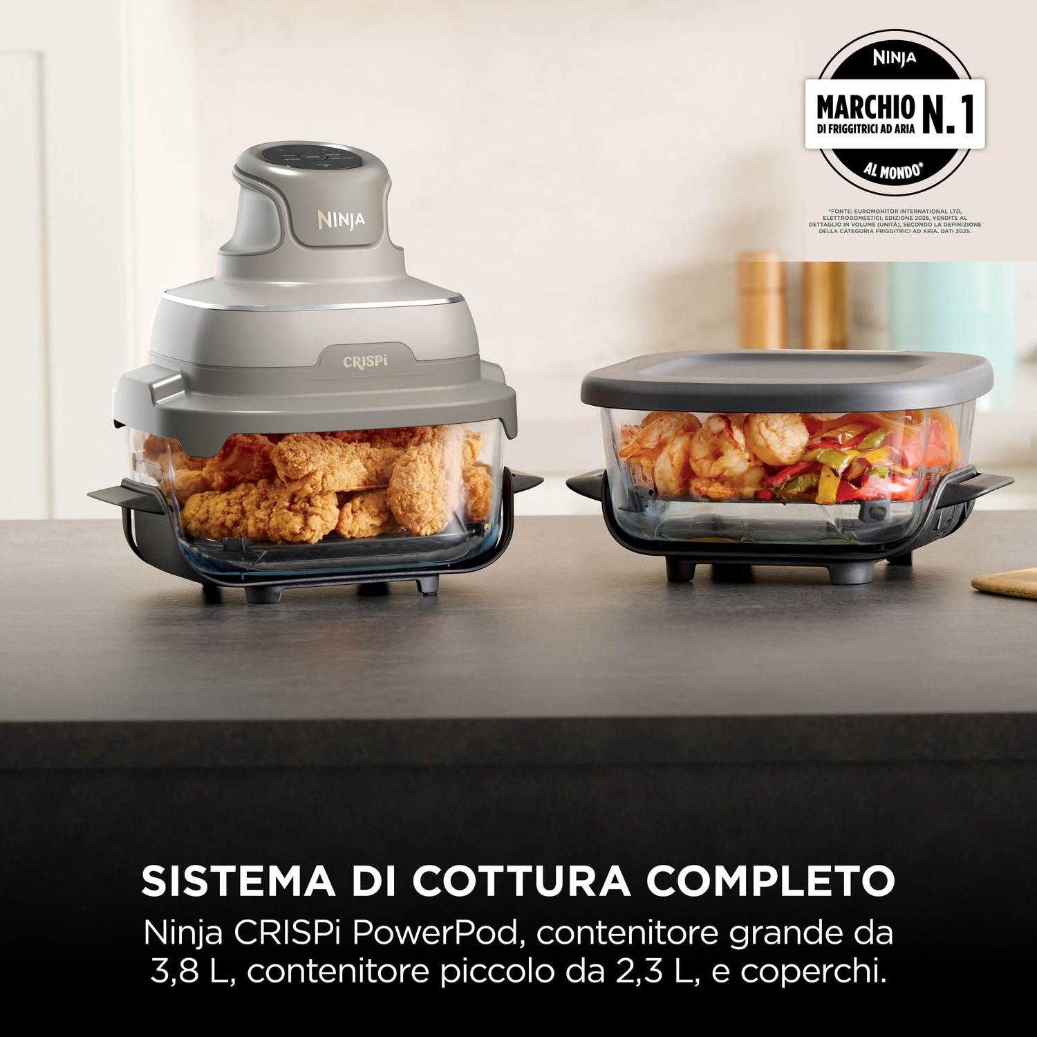 Ninja CRISPi PowerPod con due contenitori in vetro riempiti di pollo e gamberi su un piano di lavoro.