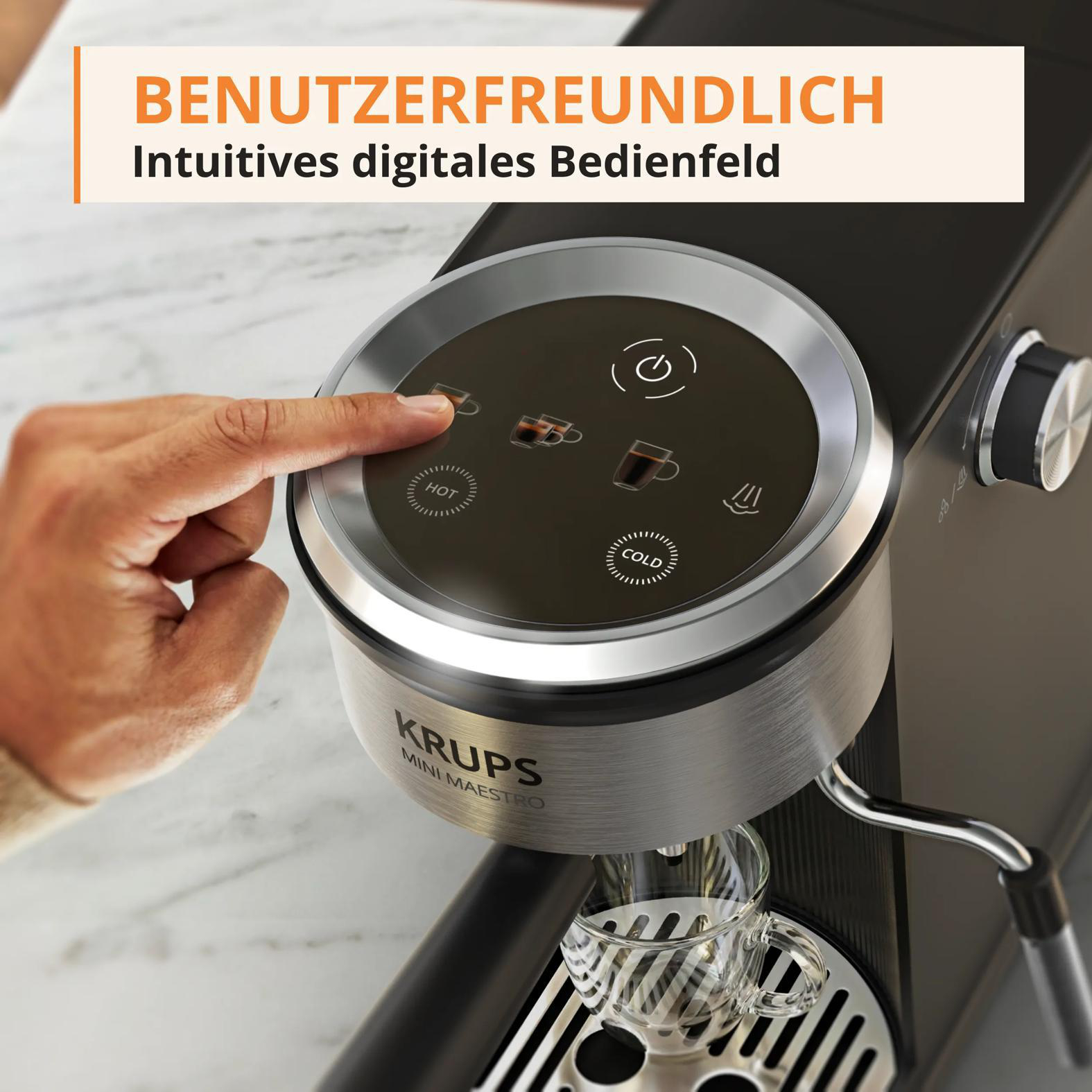 Ein Finger drückt auf das digitale Touch-Display einer silber-schwarzen Krups Kaffeemaschine.