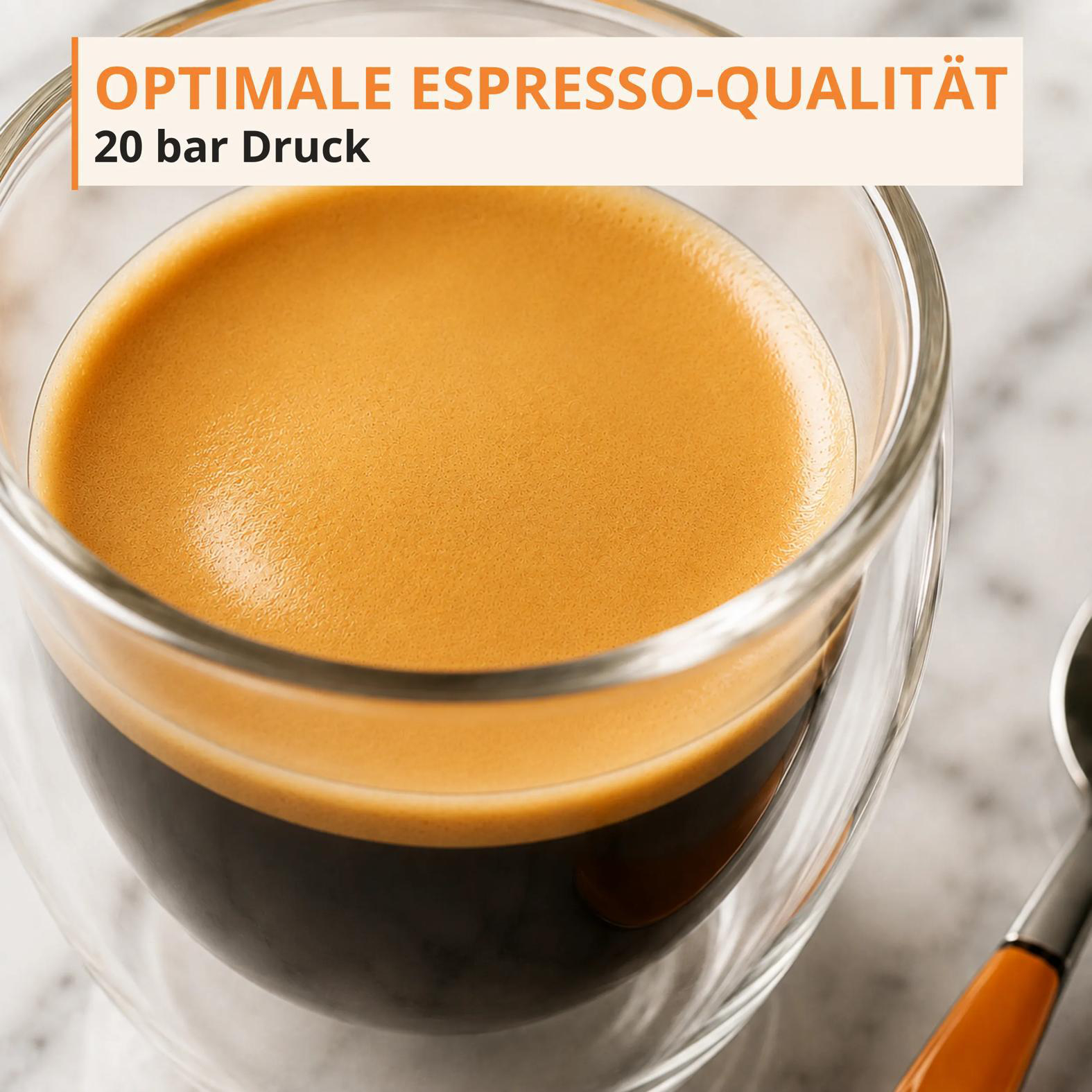 Frisch gebrühter Espresso in einem Glas mit dichter Crema, Text oben: Optimale Espresso-Qualität, 20 bar Druck.
