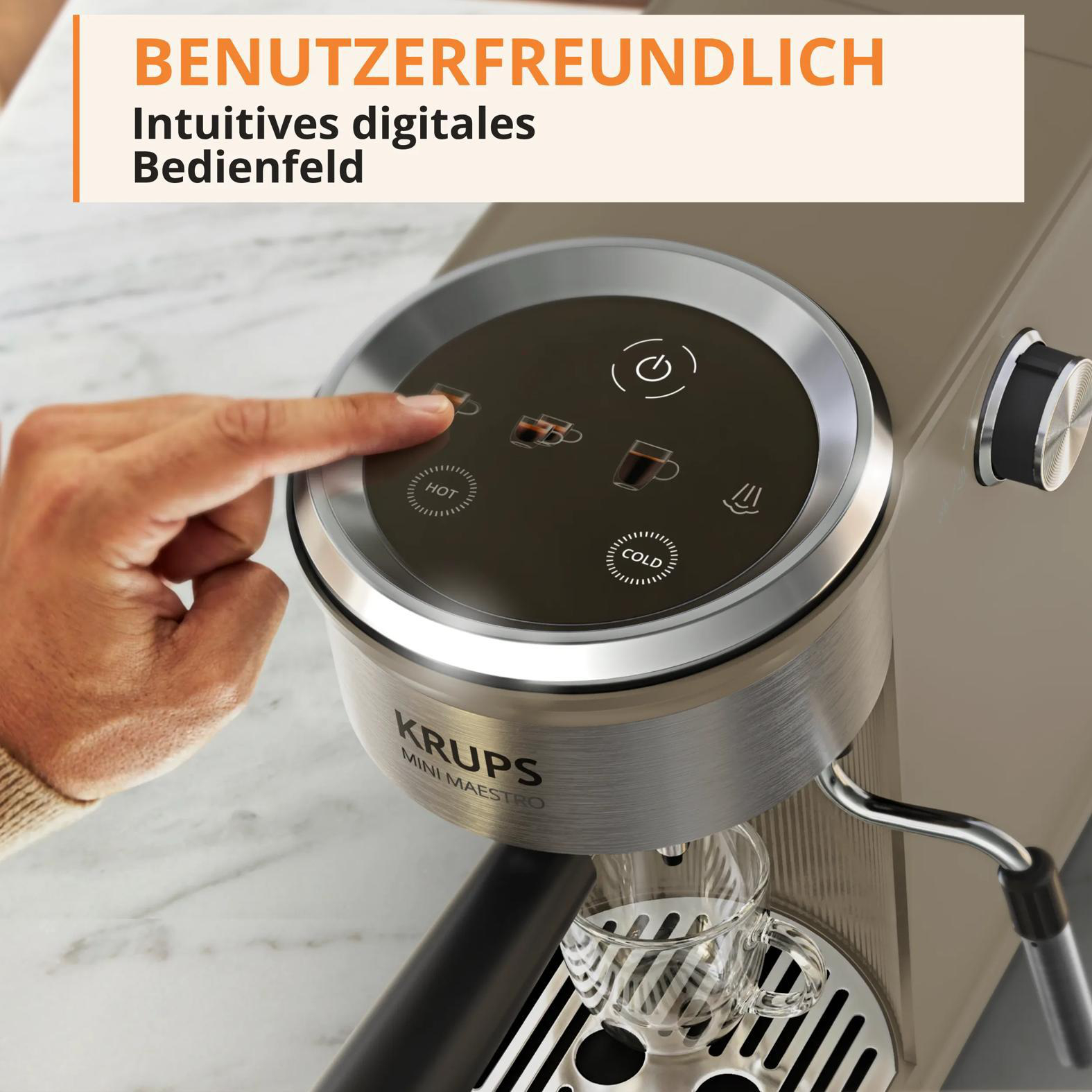 Hand drückt auf das Touch-Display einer Krups Kaffeemaschine.