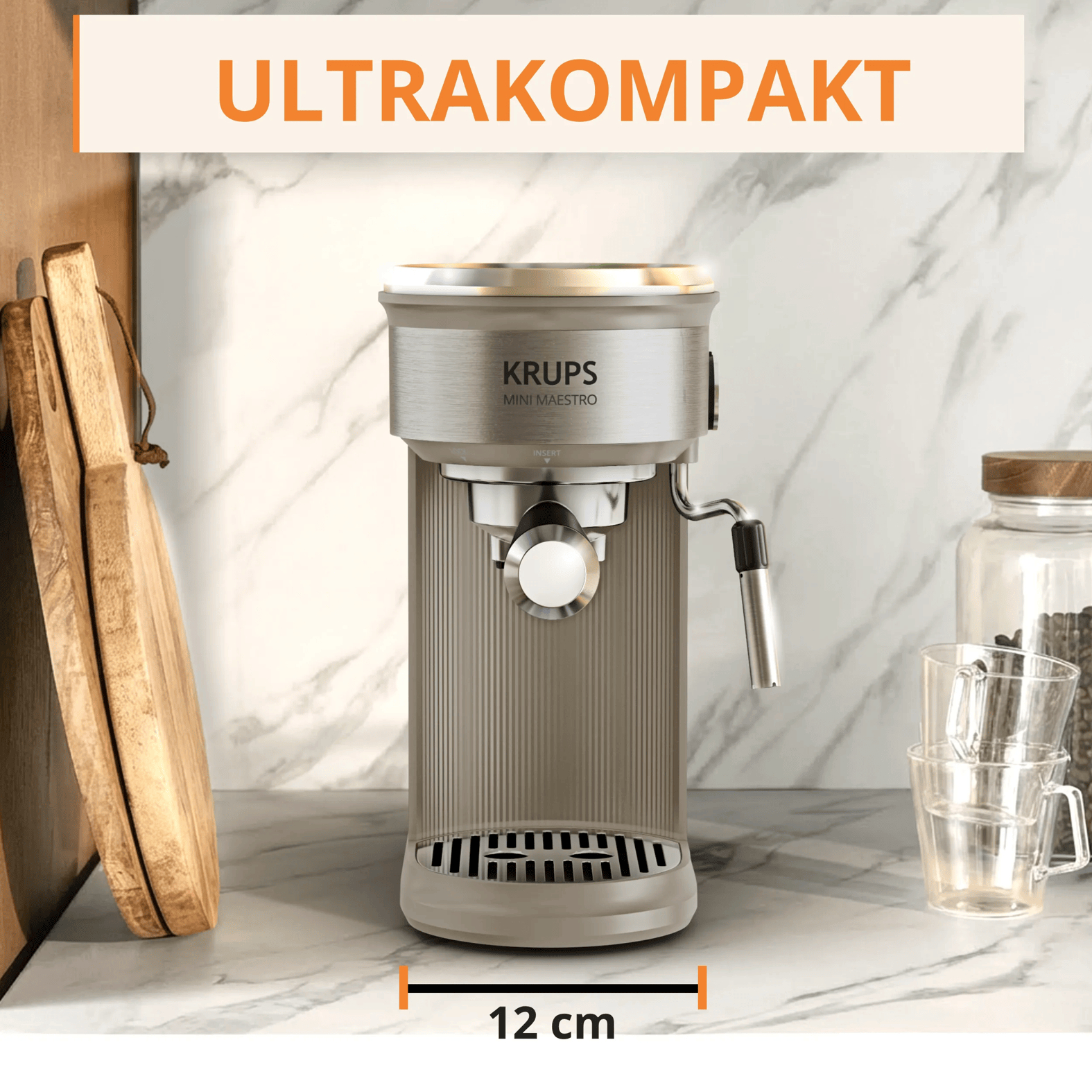 Kompakte silberne Krups Mini Maestro Espressomaschine auf einer Marmorarbeitsplatte.