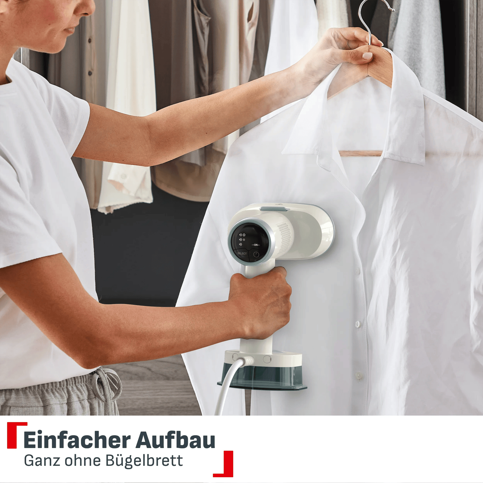Eine Person benutzt einen Handdampfgarer an einem weißen Hemd im Kleiderschrank.