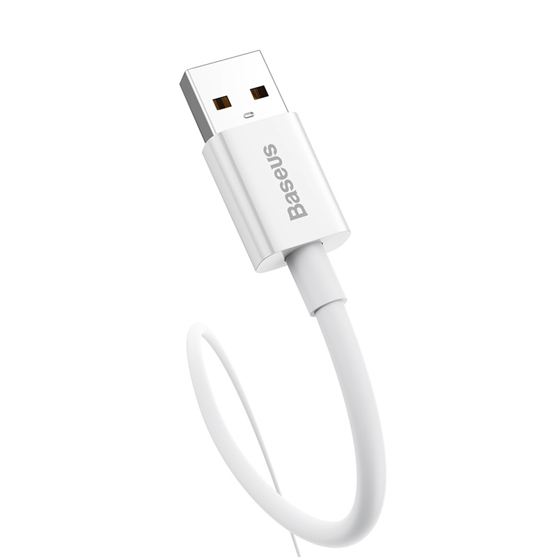 Egy fehér Baseus USB-A kábel csatlakozóval fehér háttér előtt.