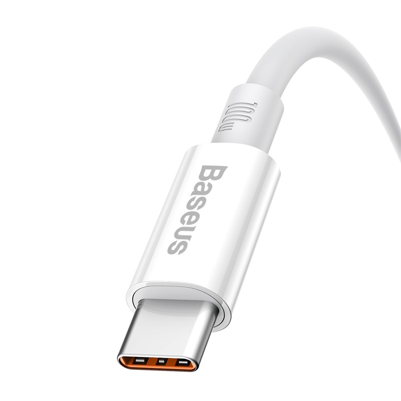 Egy fehér USB-C kábel a Baseus márkajelzéssel a csatlakozón, fehér háttér előtt.