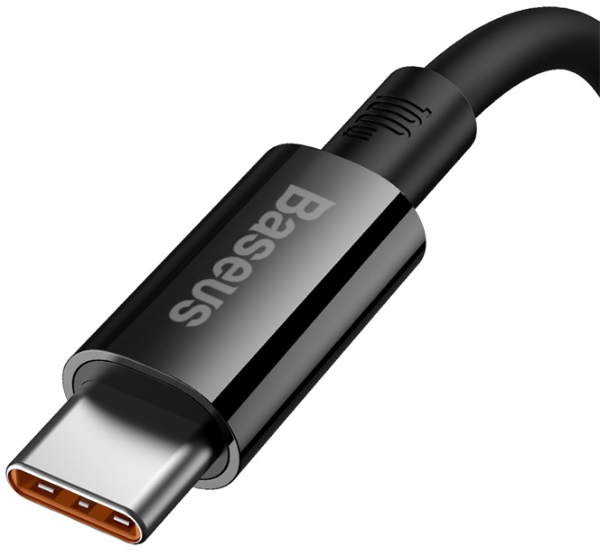 Egy fekete USB-C kábel a Baseus márkajelzéssel a fém házon, fehér háttér előtt.