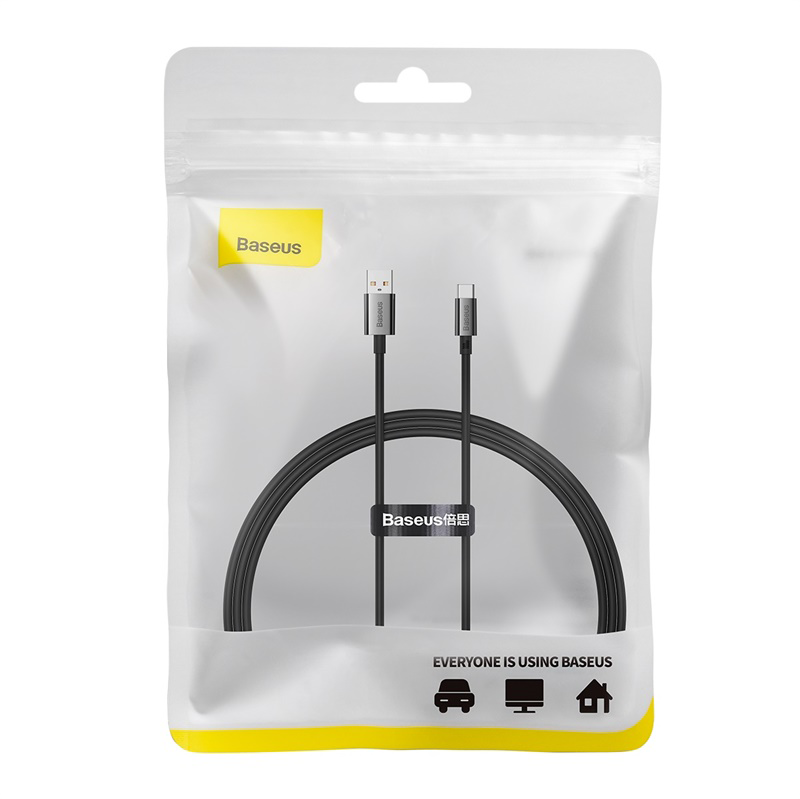 Egy fekete USB-C kábel egy visszazárható Baseus csomagolásban, sárga részletekkel.