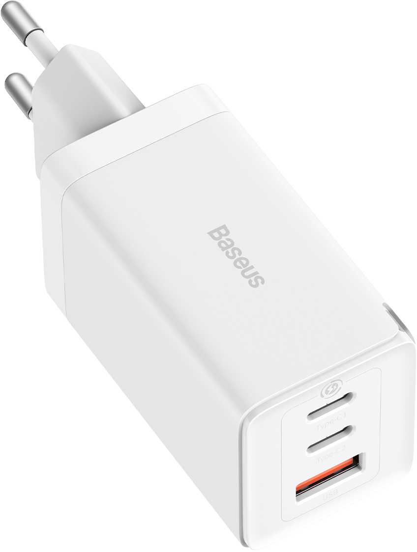 Egy fehér Baseus fali töltő két USB-C porttal és egy USB porttal.