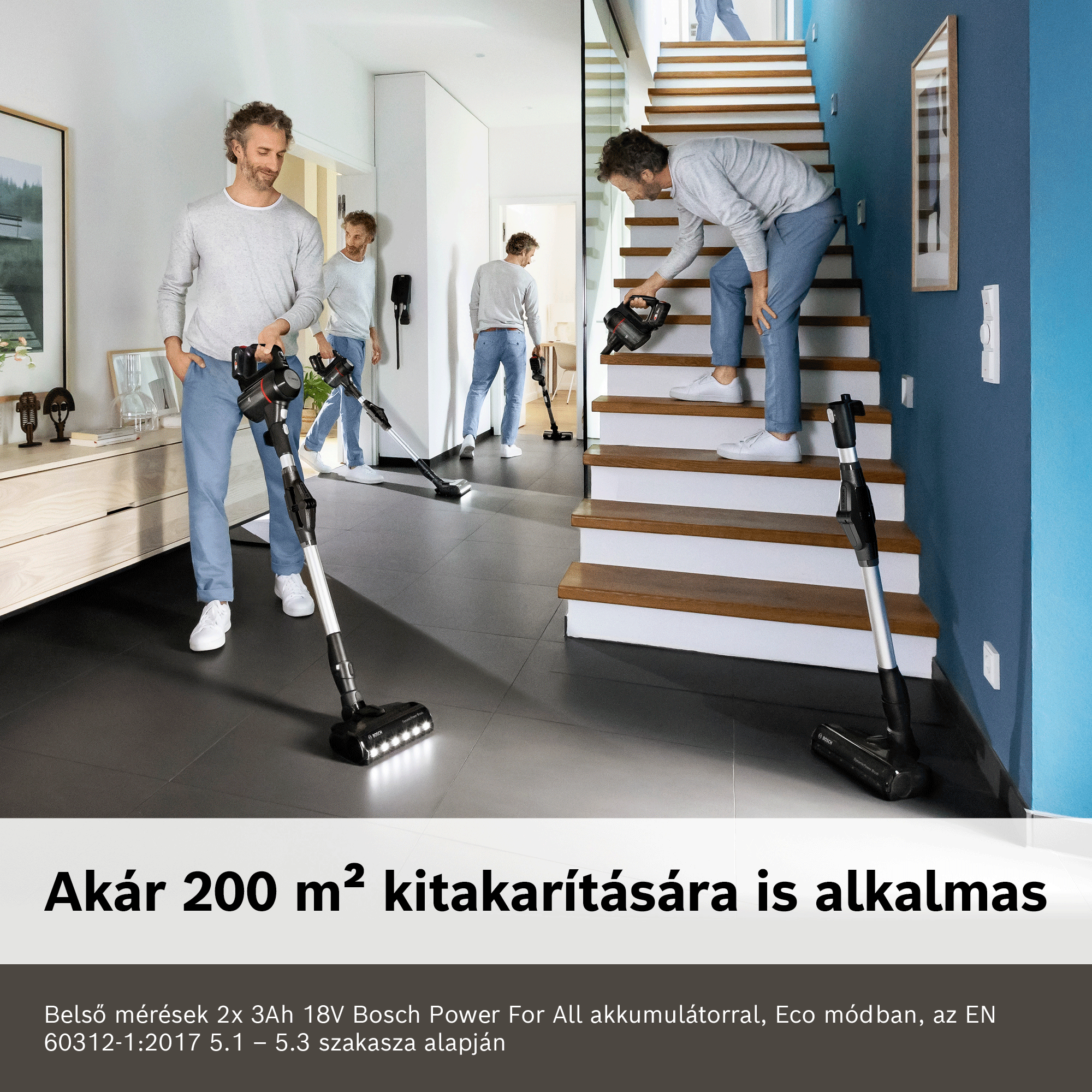 Egy férfi vezeték nélküli porszívót használ egy világos otthon különböző helyein.