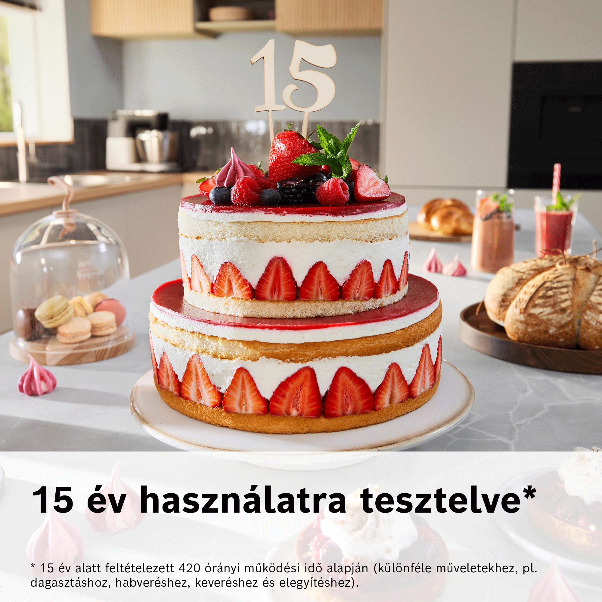 Kétszintes piskótatorta eperrel, krémmel és 15-ös tortadísznel díszítve egy konyhában.