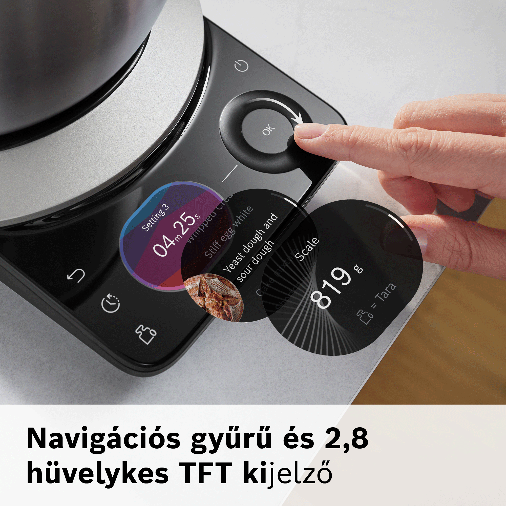 Kéz kezel egy navigációs gyűrűt fekete TFT-kijelzőn, digitális mérleggel és időzítővel.