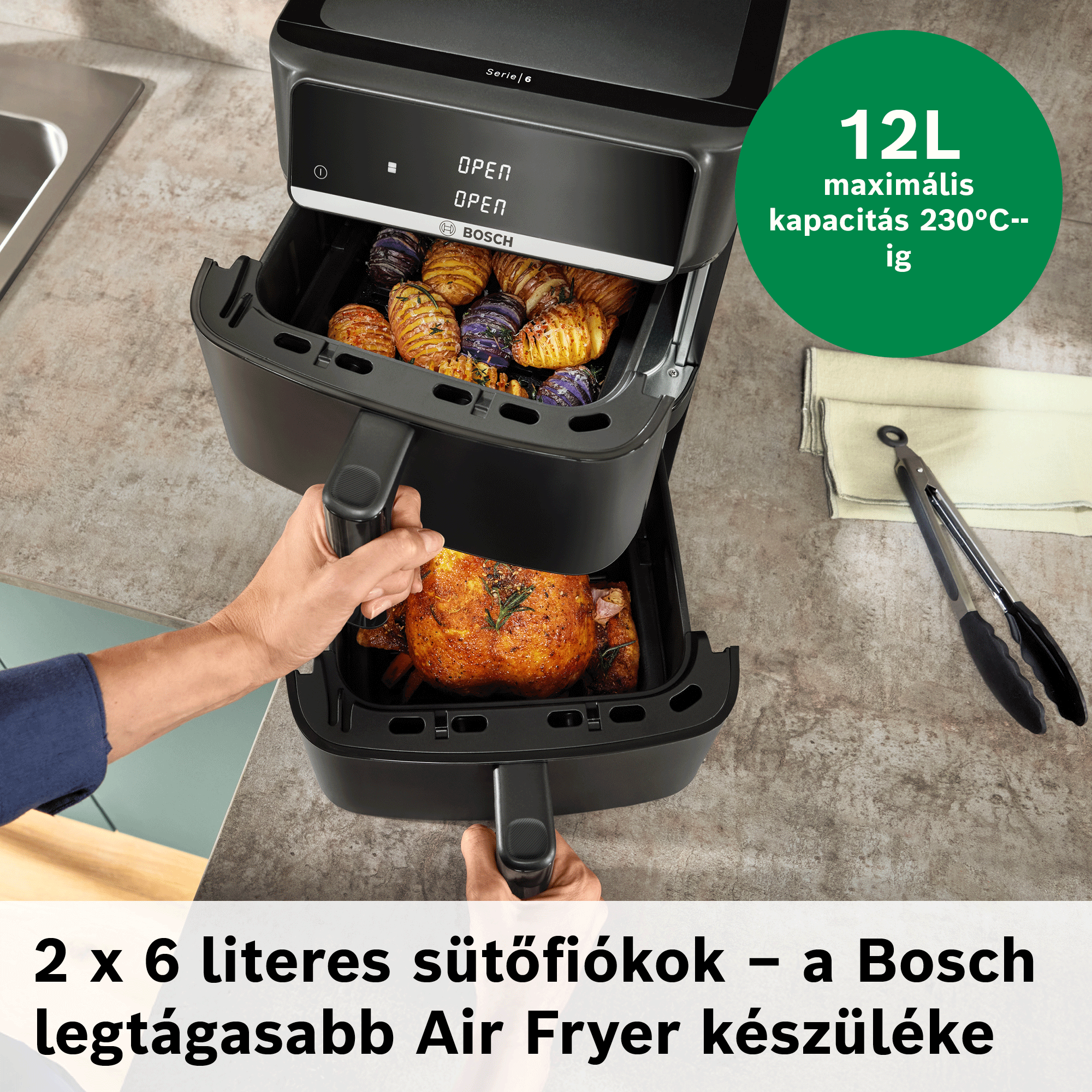 Egy kéz kihúzza egy fekete Bosch air fryer felső fiókját sült krumplival, az alsó fiókban egész csirke sül.