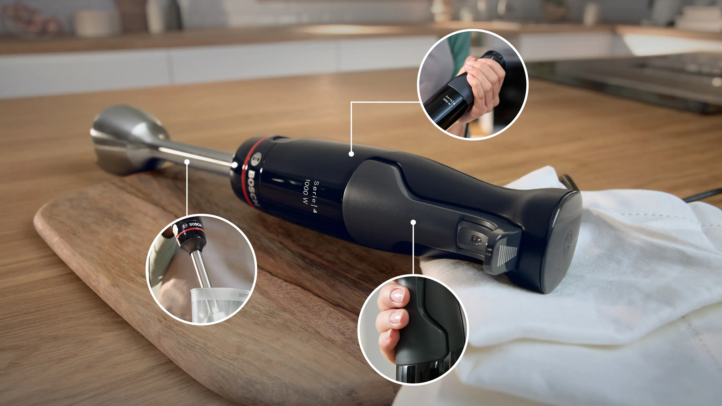 Fekete Bosch botmixer egy fa vágódeszkán, három kör alakú kinagyított részlettel.