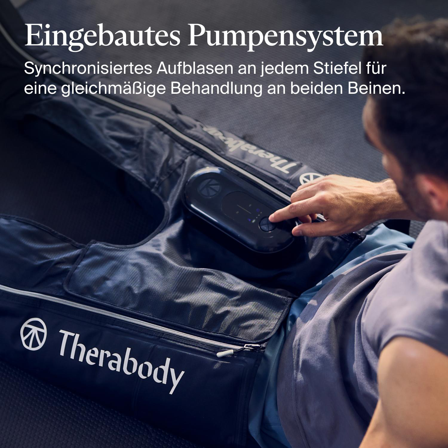 Ein Mann nutzt ein Therabody-Kompressionssystem an seinen Beinen mit integrierter Pumpe.