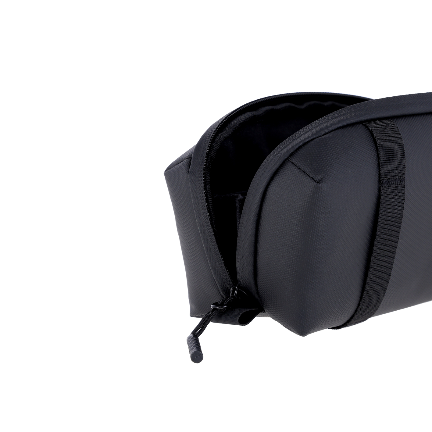 Eine offene schwarze Technik-Tasche mit Reißverschluss vor weißem Hintergrund.