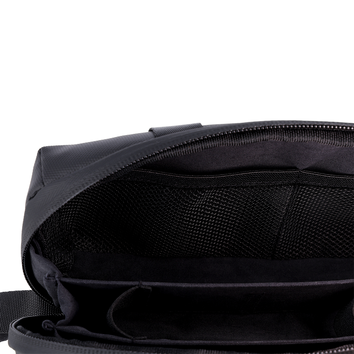 Offene schwarze Tasche mit Reißverschluss und mehreren Fächern sowie Netztasche innen.
