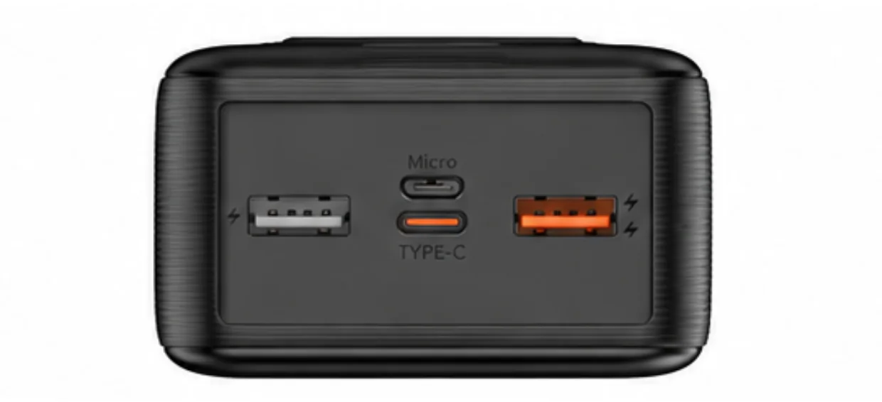 Fekete hordozható akkumulátor két USB-A porttal, egy Type-C porttal és egy Micro-USB porttal.