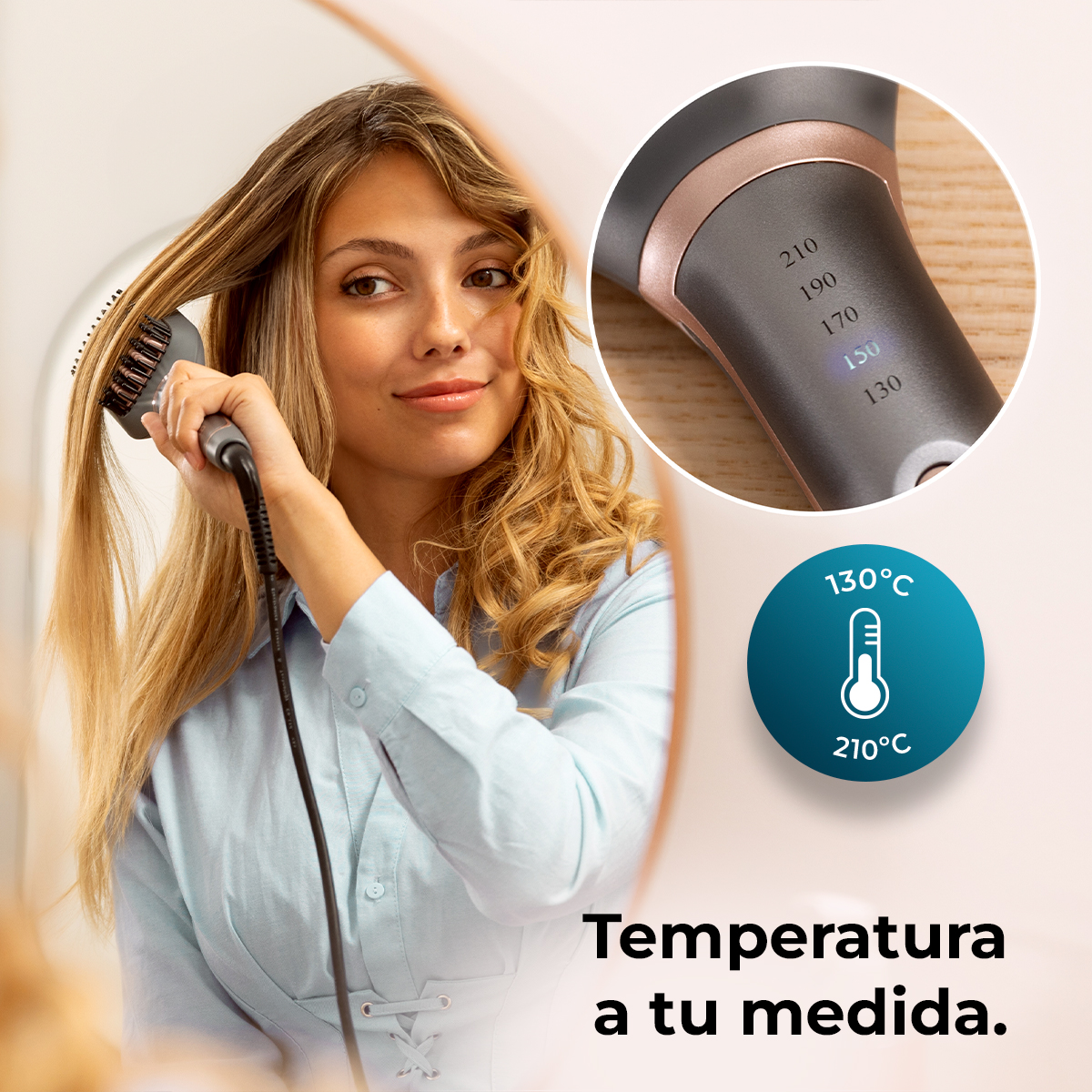 Una mujer sonriente peina su cabello rubio con un moldeador y ajustes de temperatura.