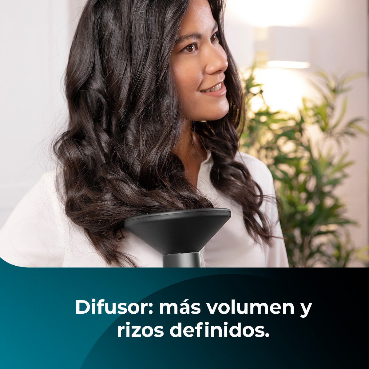 Una mujer sonriente con cabello oscuro y ondulado y un difusor de pelo en primer plano con texto.