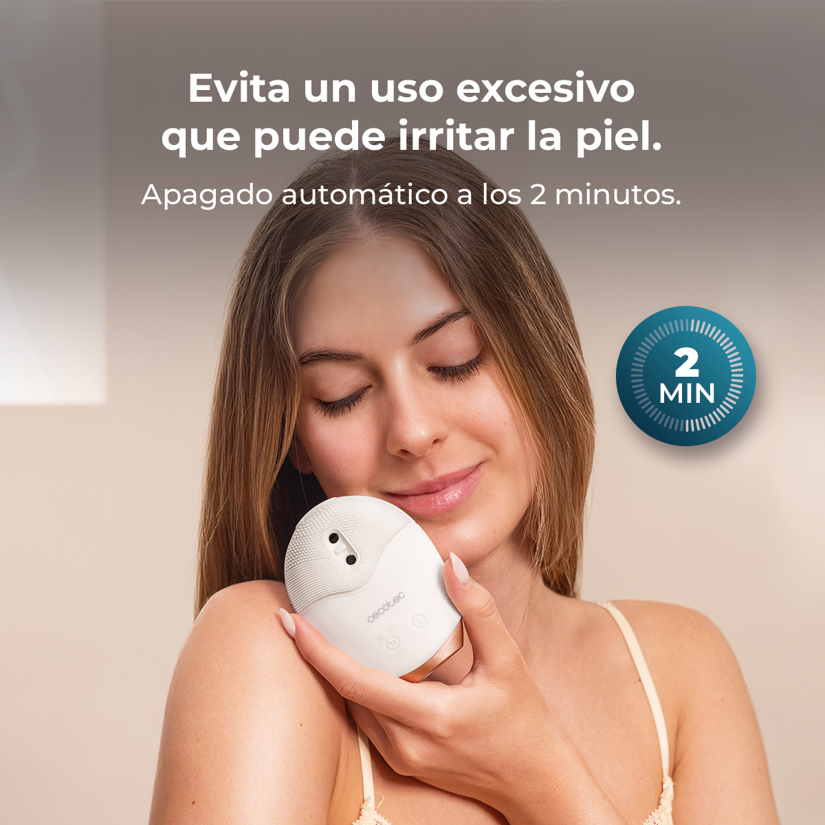 Una mujer sostiene un dispositivo de limpieza facial blanco, con texto sobre apagado automático a los 2 minutos.