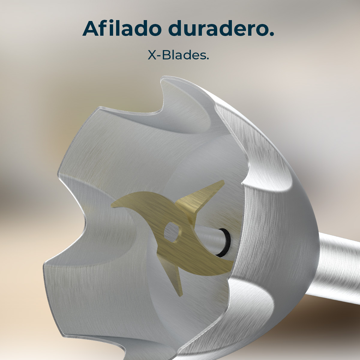 Primer plano del pie de acero inoxidable de una batidora con cuchillas doradas y texto.