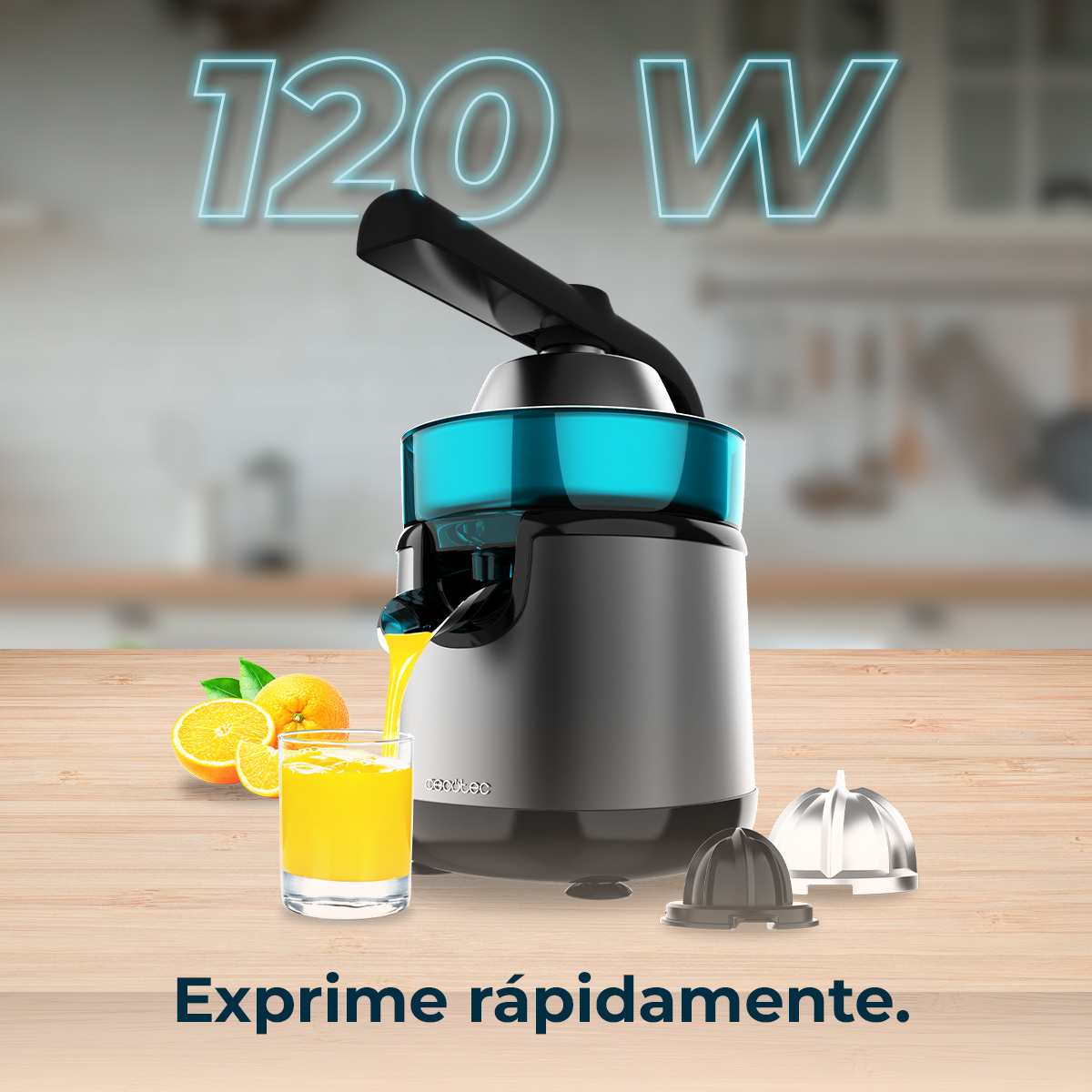 Un exprimidor eléctrico sobre madera vierte zumo en un vaso. Hay naranjas frescas y accesorios al lado.