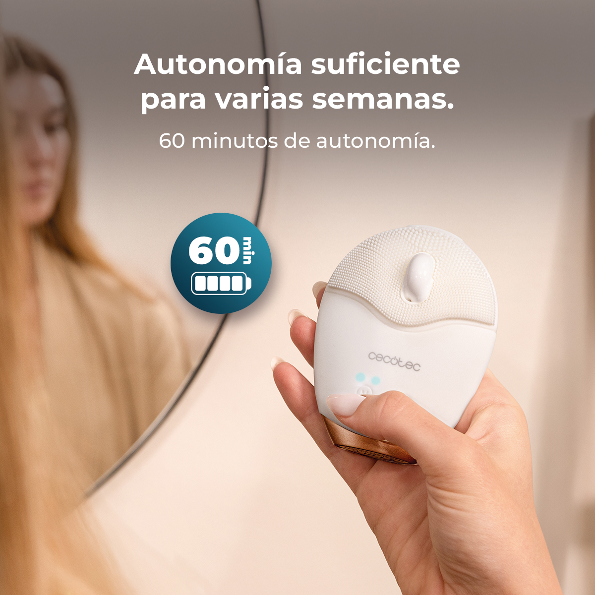 Mano sostiene dispositivo de limpieza facial blanco ante un espejo, con texto de batería.