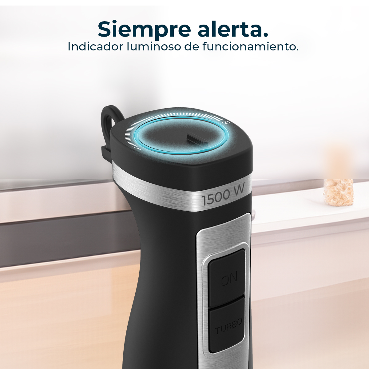 Batidora de mano de 1500W, cuerpo negro, detalles plateados y un anillo indicador luminoso azul.