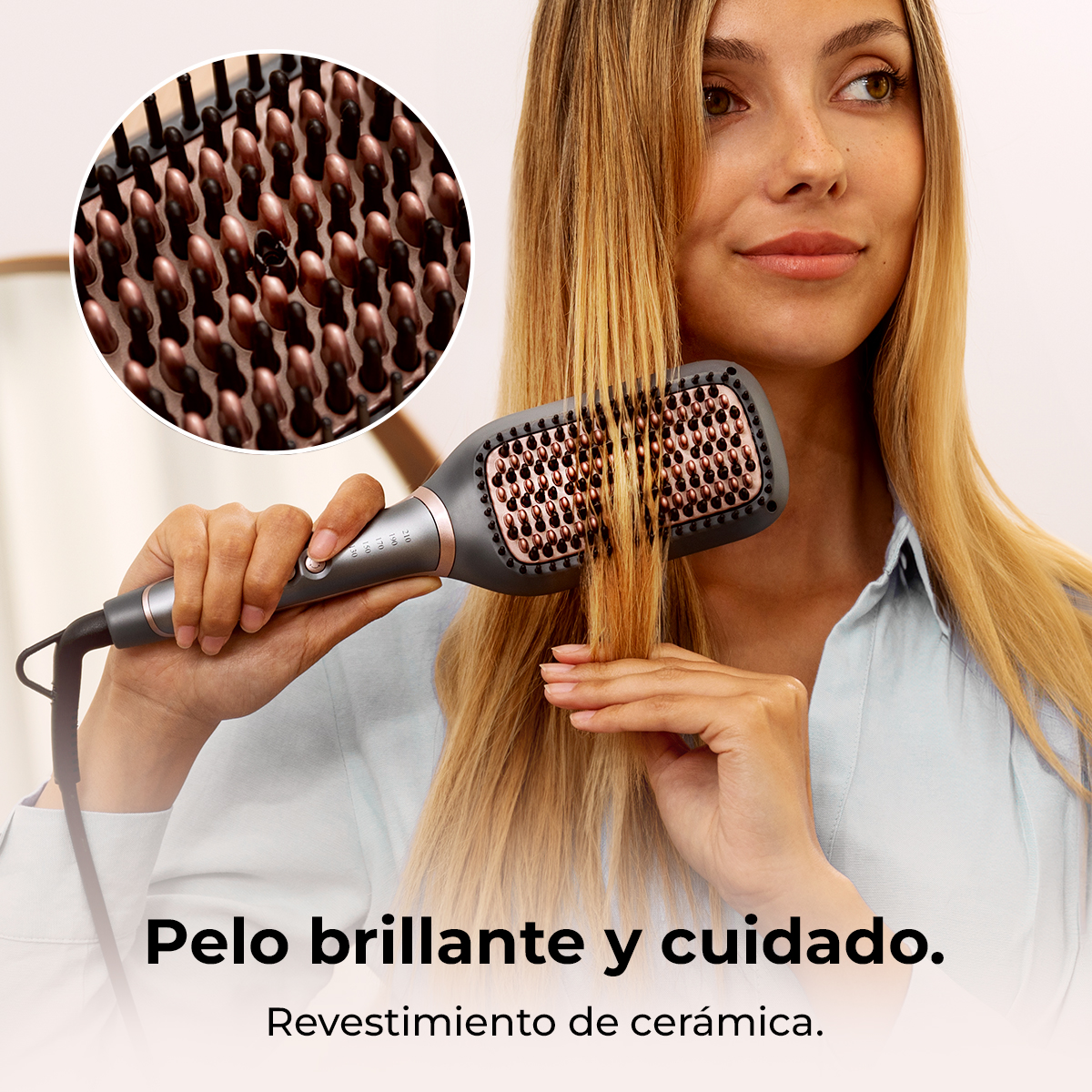 Una mujer rubia se alisa el cabello con un cepillo eléctrico alisador de cerámica.