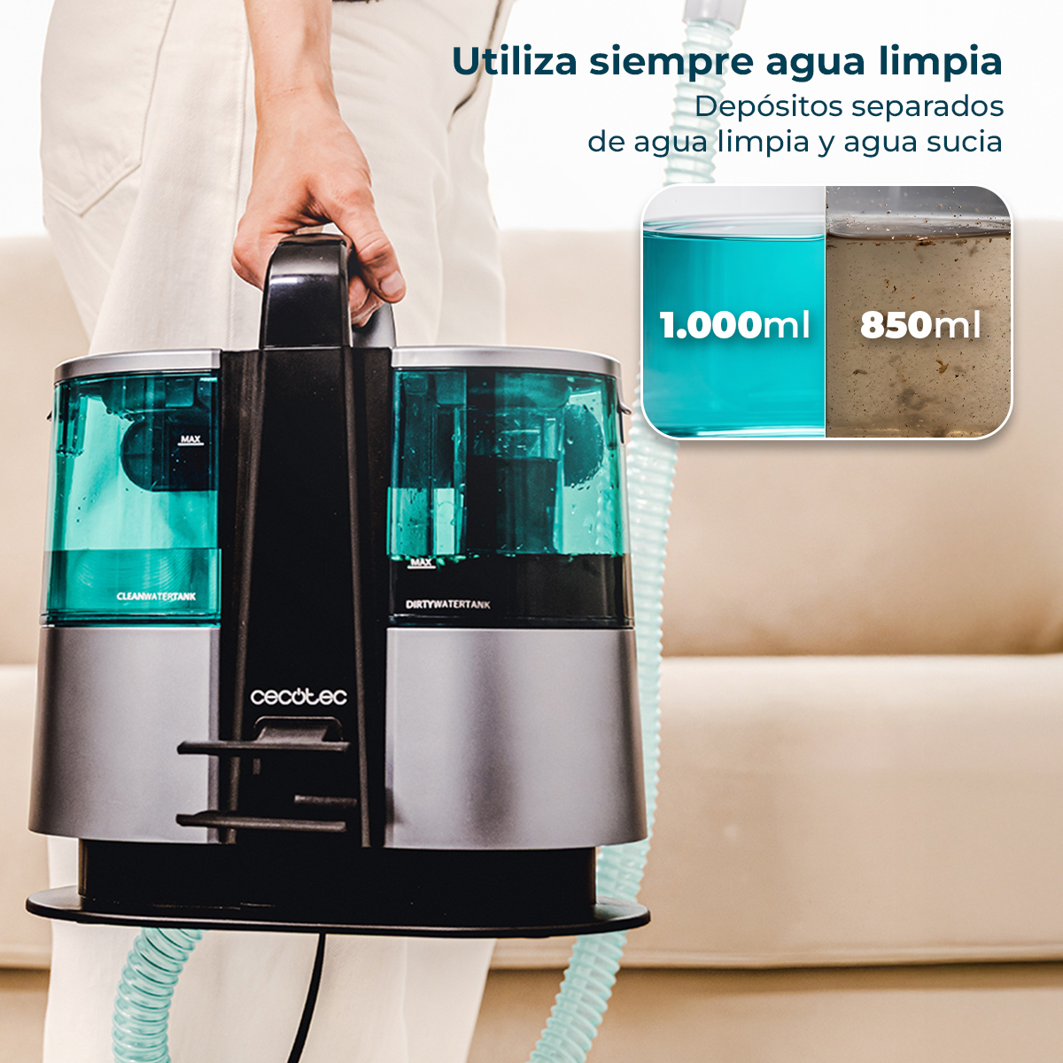 Una persona sostiene una aspiradora Cecotec de doble depósito con agua limpia y sucia.