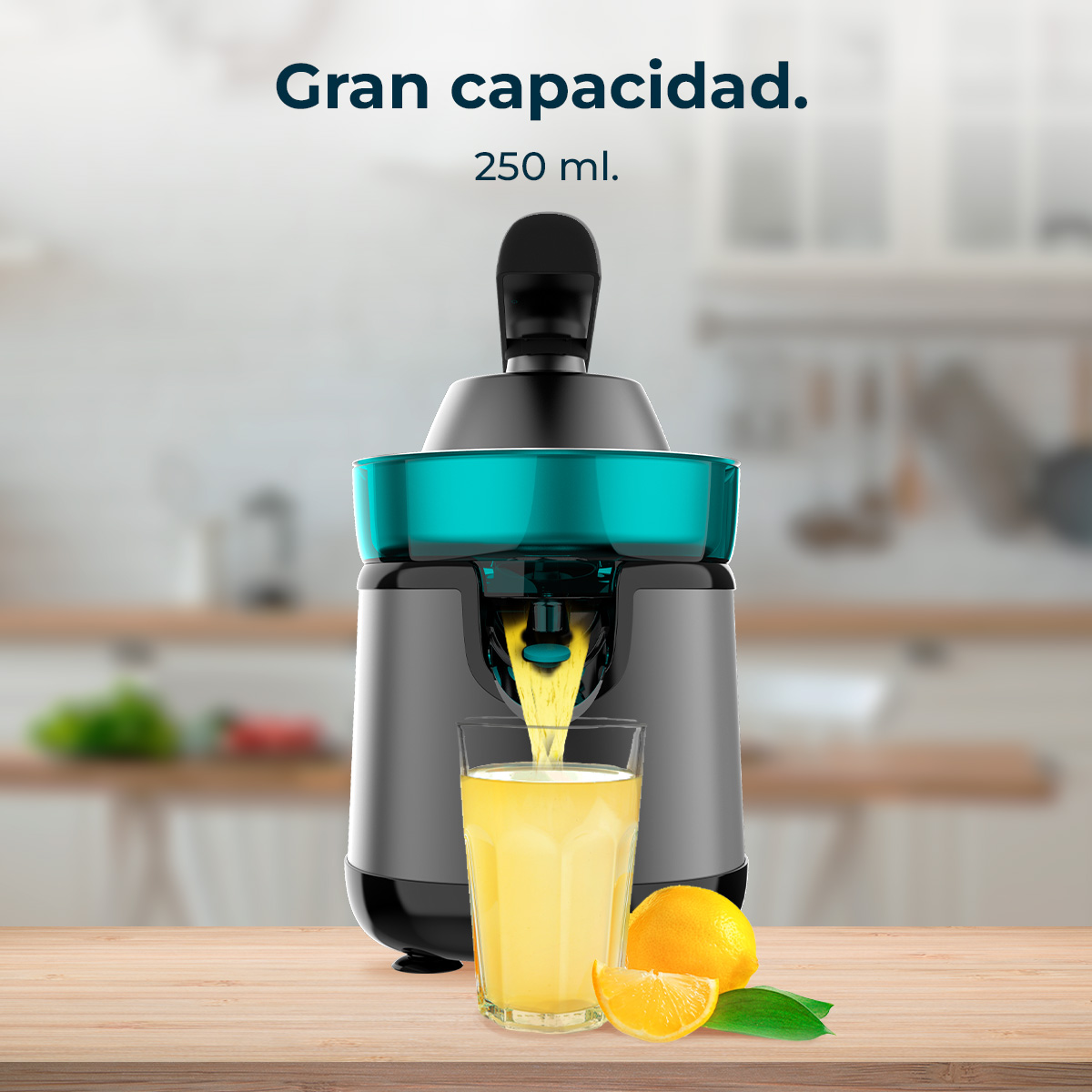 Exprimidor gris con aro turquesa vierte jugo en un vaso; limones al lado.