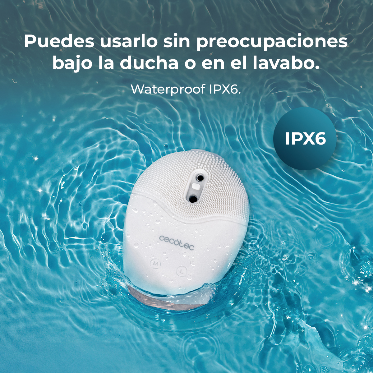 Cepillo facial impermeable IPX6 blanco flotando en agua azul clara con texto promocional en español.