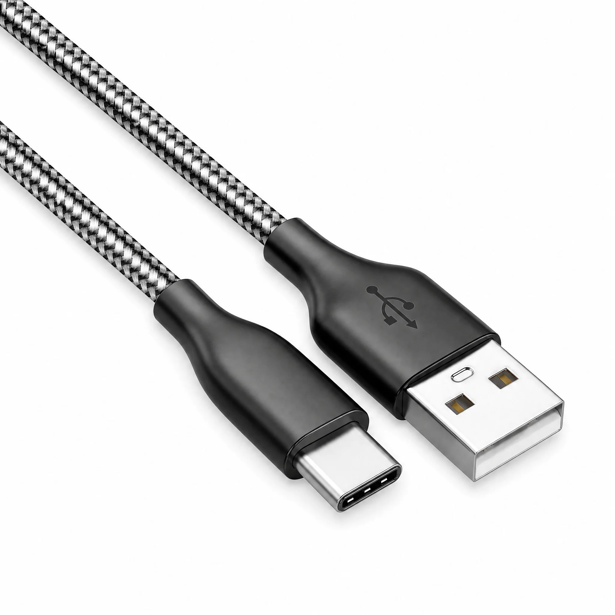 Egy fekete-ezüst fonott USB-C–USB-A kábel fehér háttér előtt.