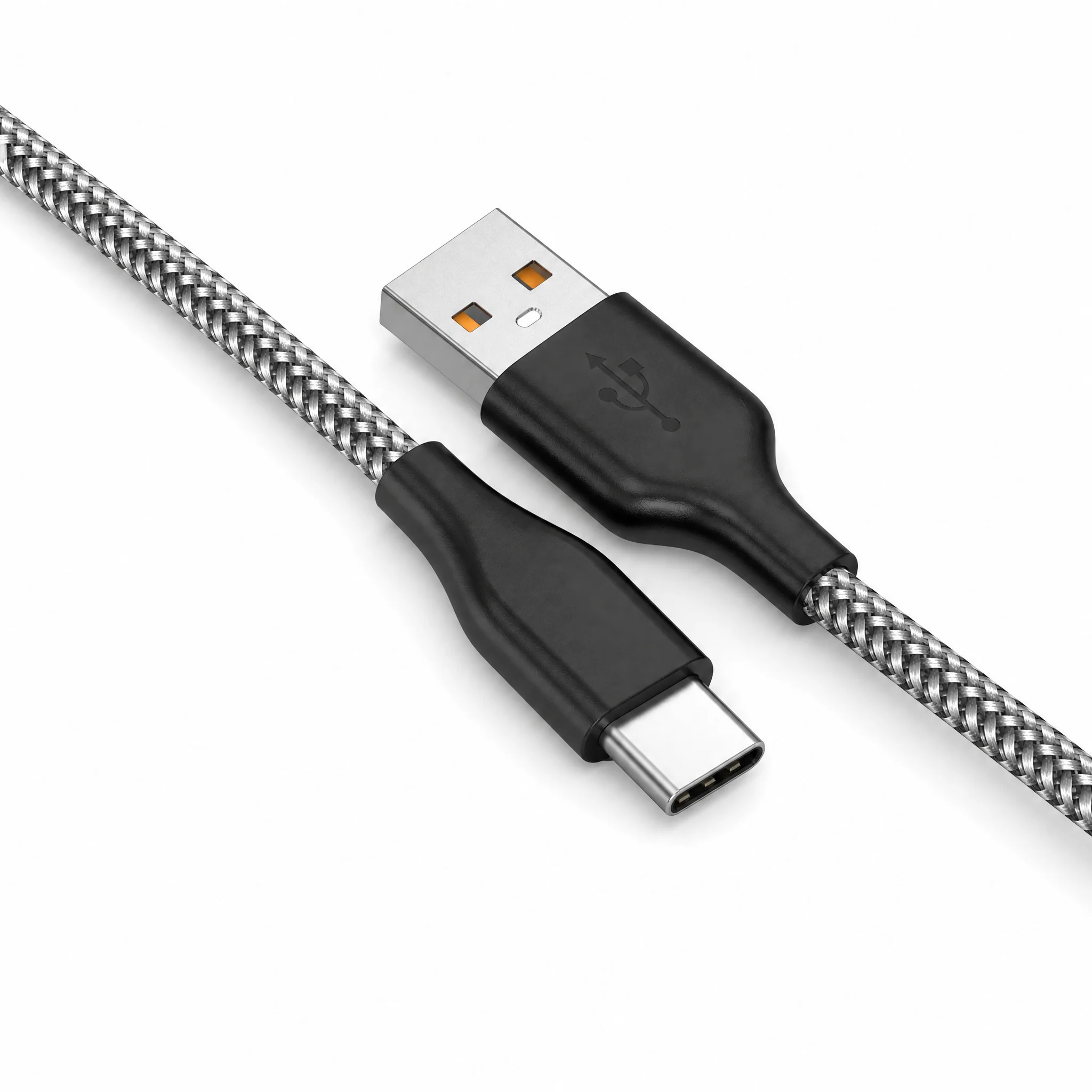 Egy ezüst és fekete fonott USB-kábel USB-A és USB-C csatlakozókkal fehér háttér előtt.