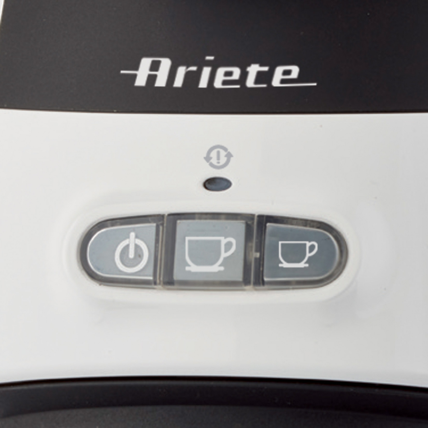 Primo piano del pannello di controllo della macchina da caffè Ariete con tre pulsanti per accensione, una tazza e due tazze.