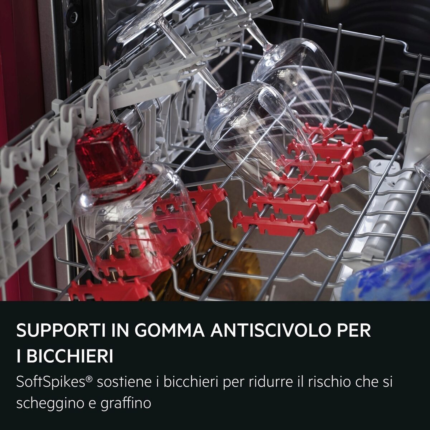 Cestello superiore di una lavastoviglie con supporti rossi SoftSpikes per bicchieri.