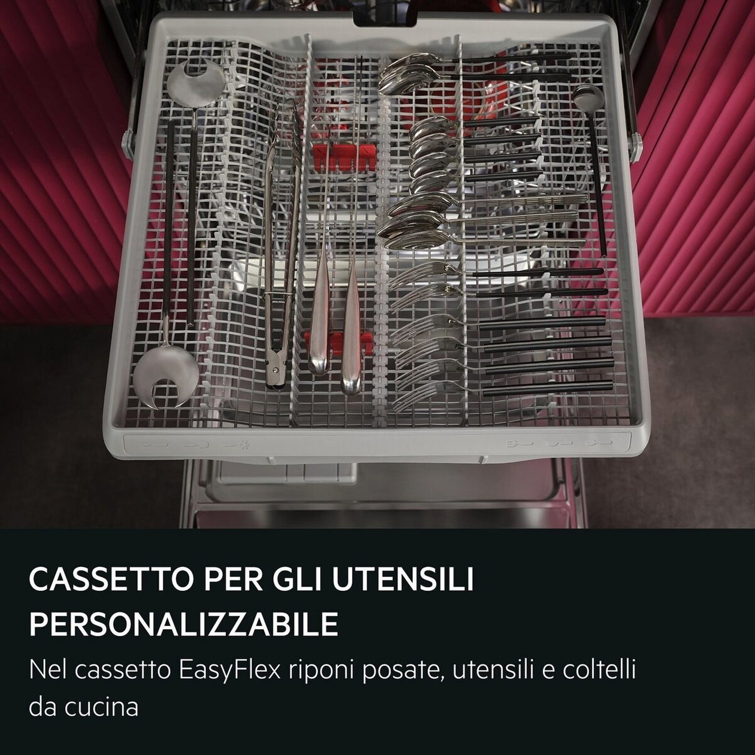 Cassetto portaposate superiore di una lavastoviglie con vari cucchiai, forchette e utensili.