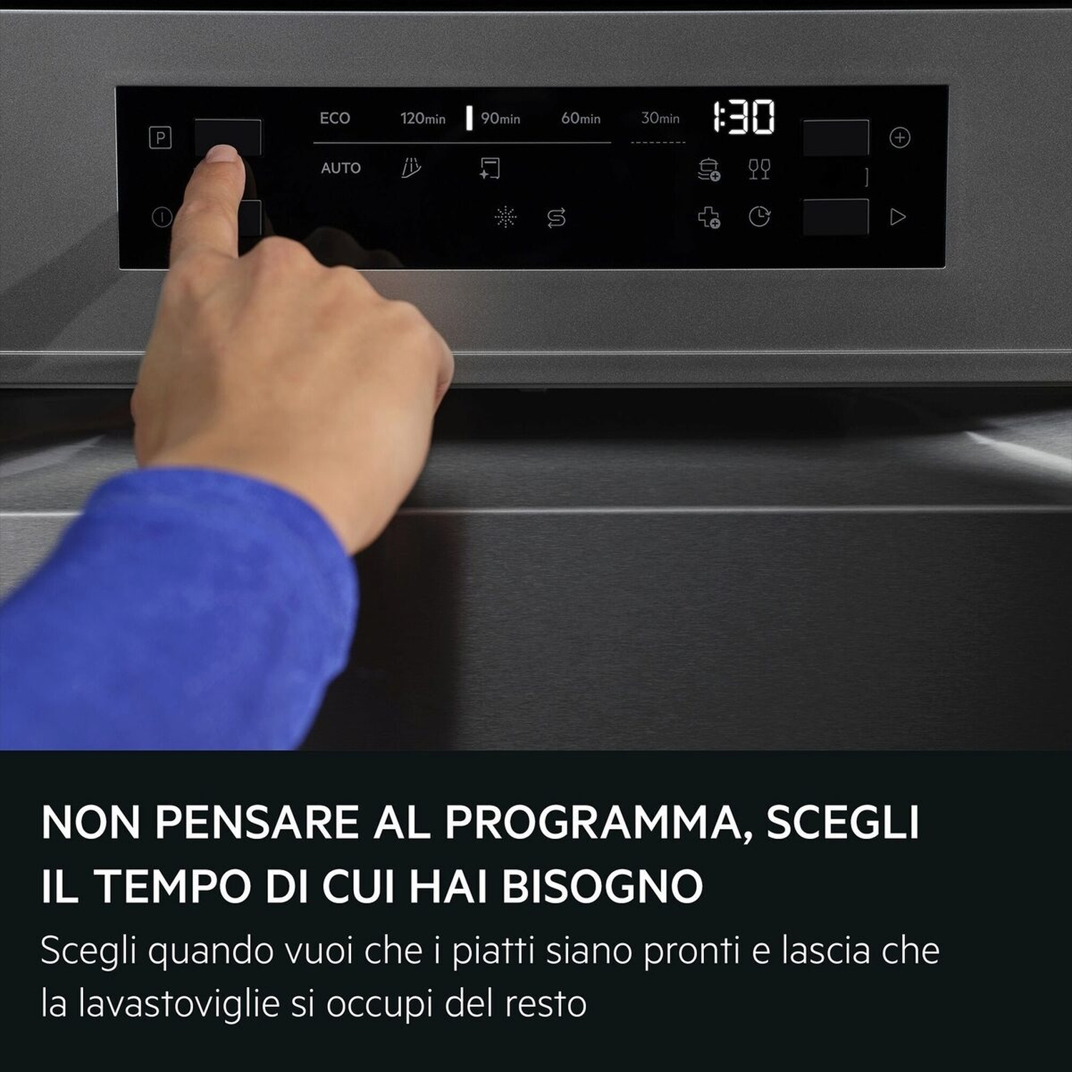 Mano che aziona il pannello di controllo touch di una lavastoviglie in acciaio.