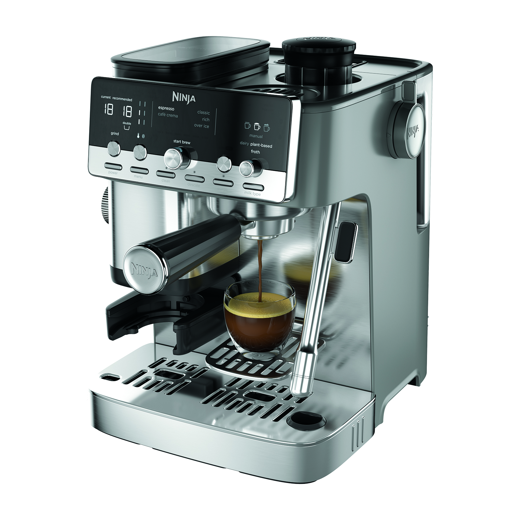 Una cafetera espresso Ninja plateada preparando café en una taza de vidrio pequeña sobre una bandeja.