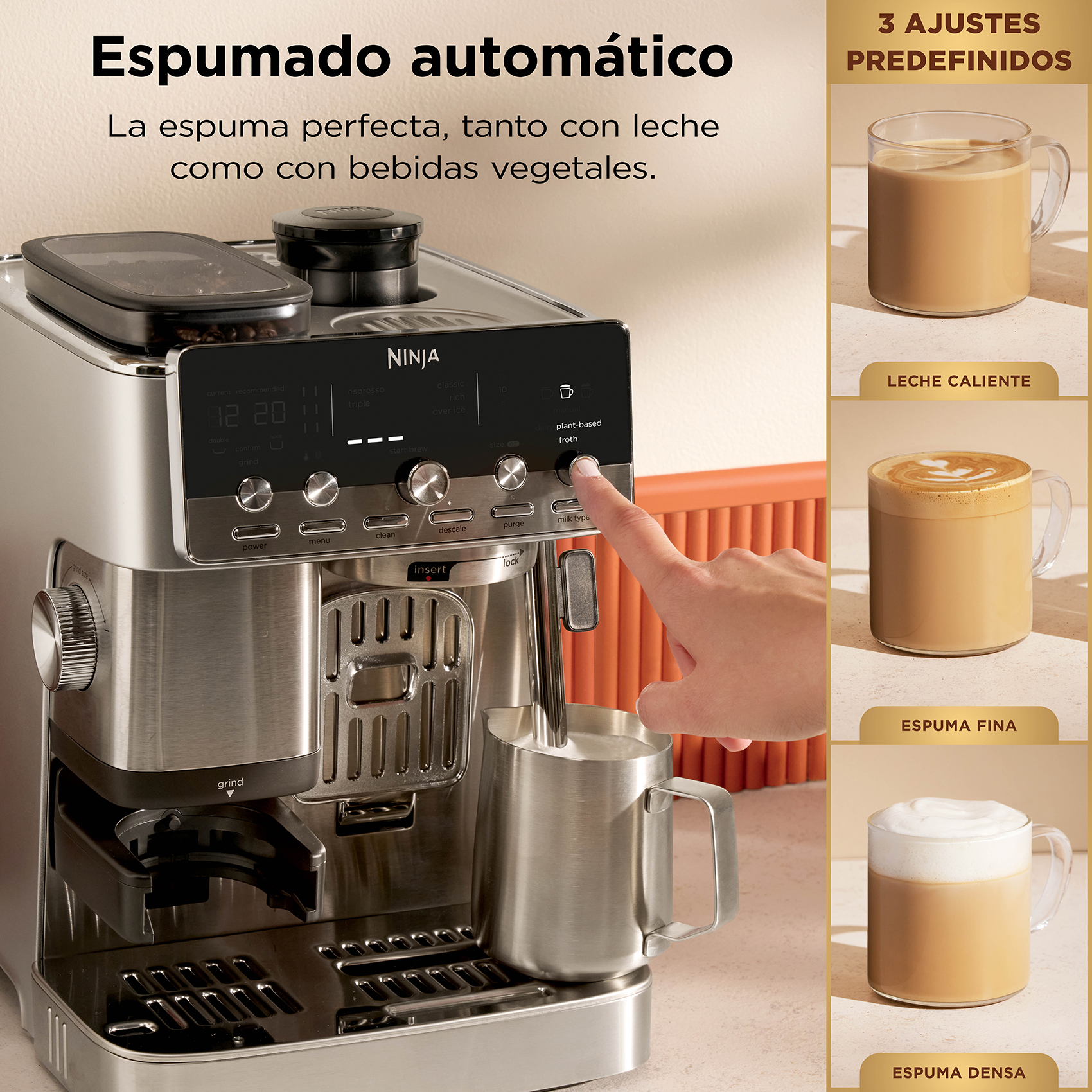 Mano operando cafetera con espumador; a la derecha tres ejemplos de bebidas.
