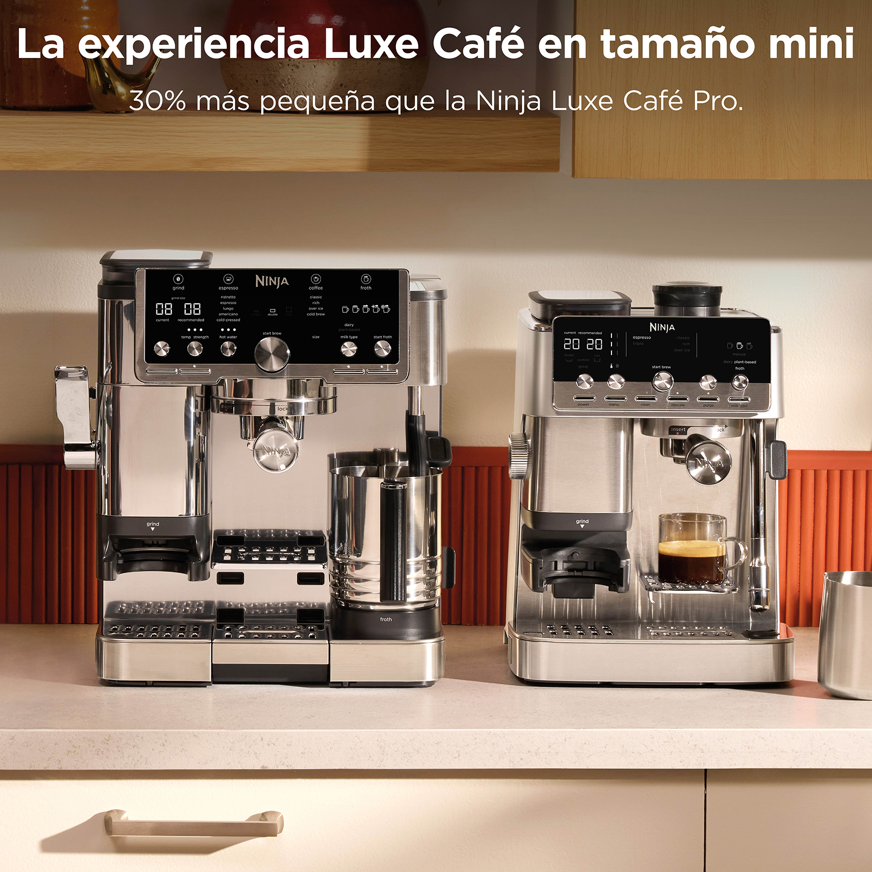 Dos cafeteras espresso Ninja plateadas en una encimera con texto en español.