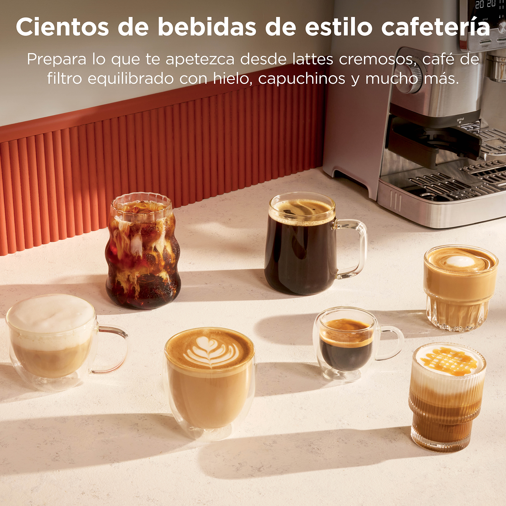 Seis bebidas de café diferentes sobre un mostrador blanco junto a una cafetera, con texto promocional.