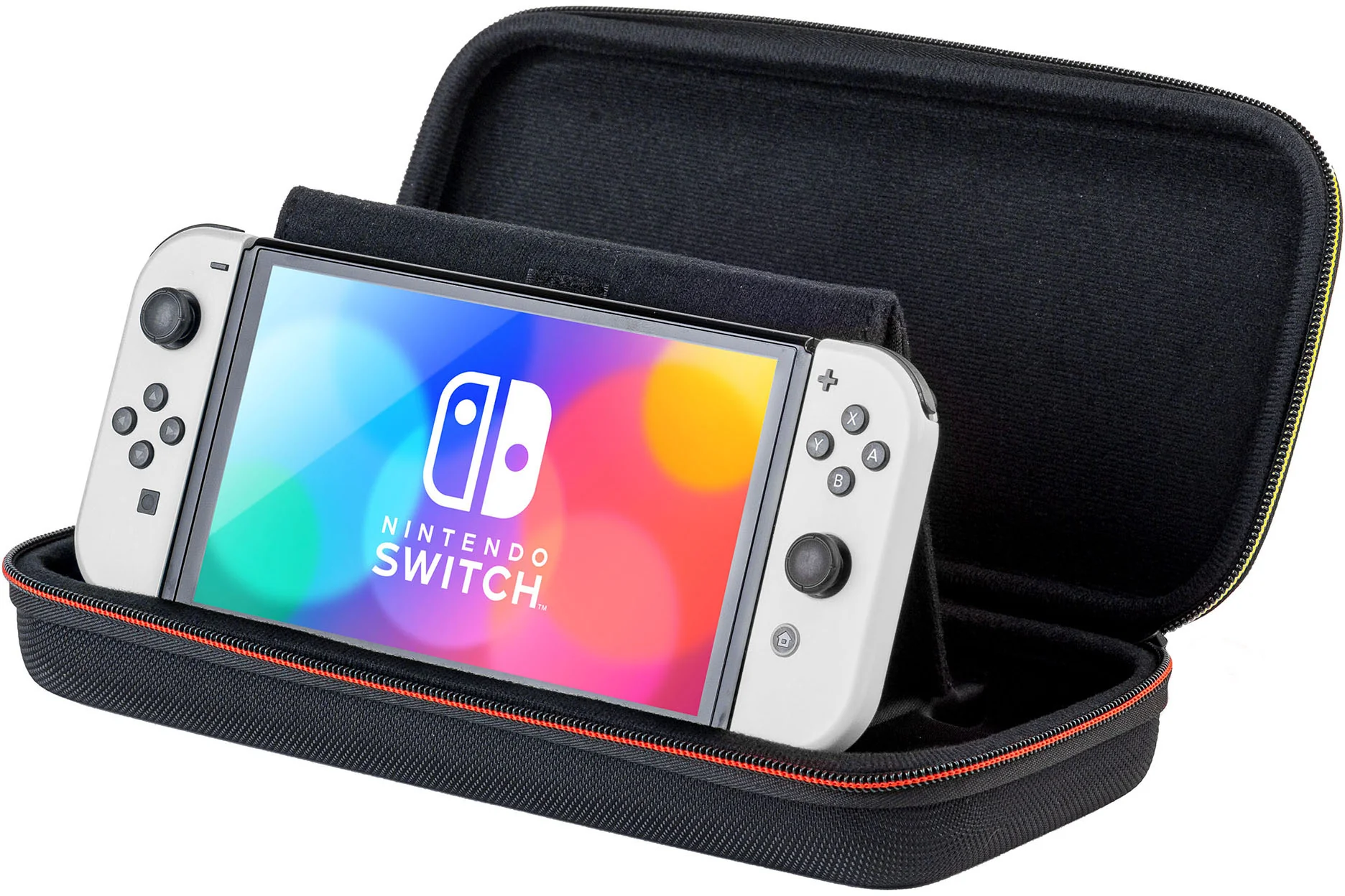 Una console Nintendo Switch con controller Joy-Con bianchi è posizionata verticalmente all'interno di una custodia nera.