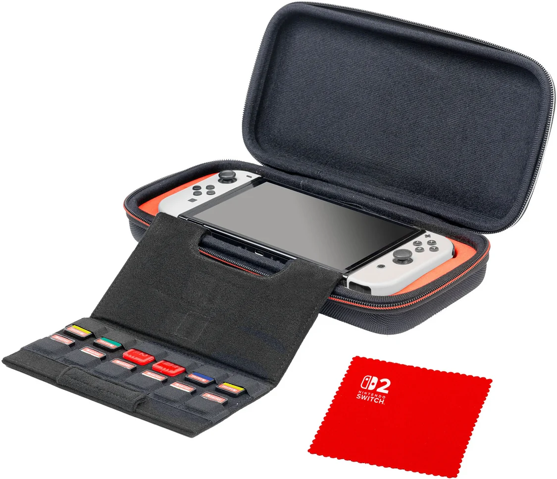 Una custodia rigida nera per Nintendo Switch contiene una console bianca e un panno rosso.