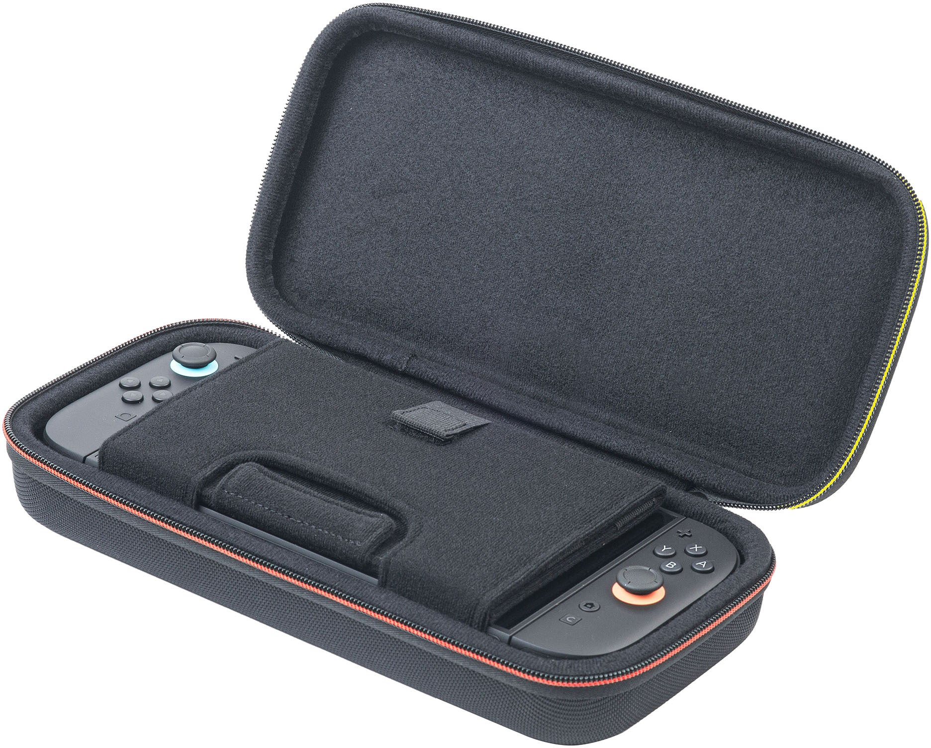 Una custodia da trasporto nera aperta contiene una console di gioco grigia con joystick colorati.