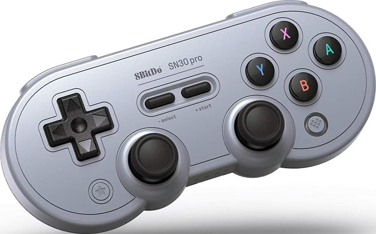 Un controller grigio 8BitDo SN30 Pro con D-pad nero, due joystick e pulsanti colorati.